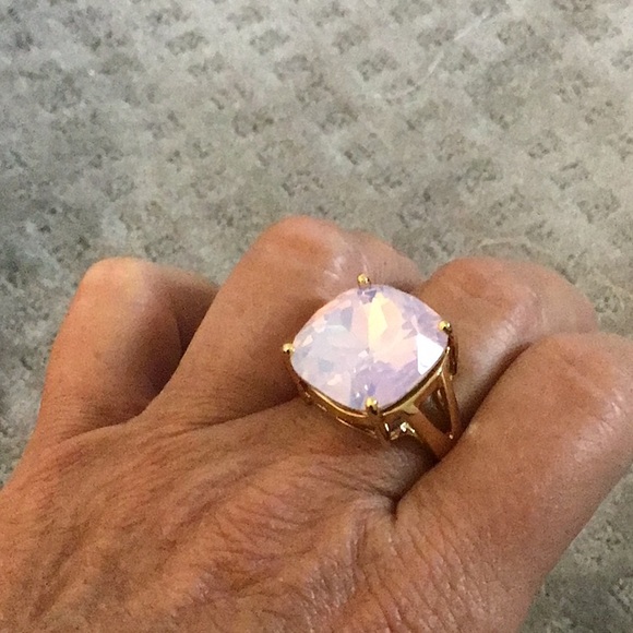 Jewelry - Gorgeous pink glass ring